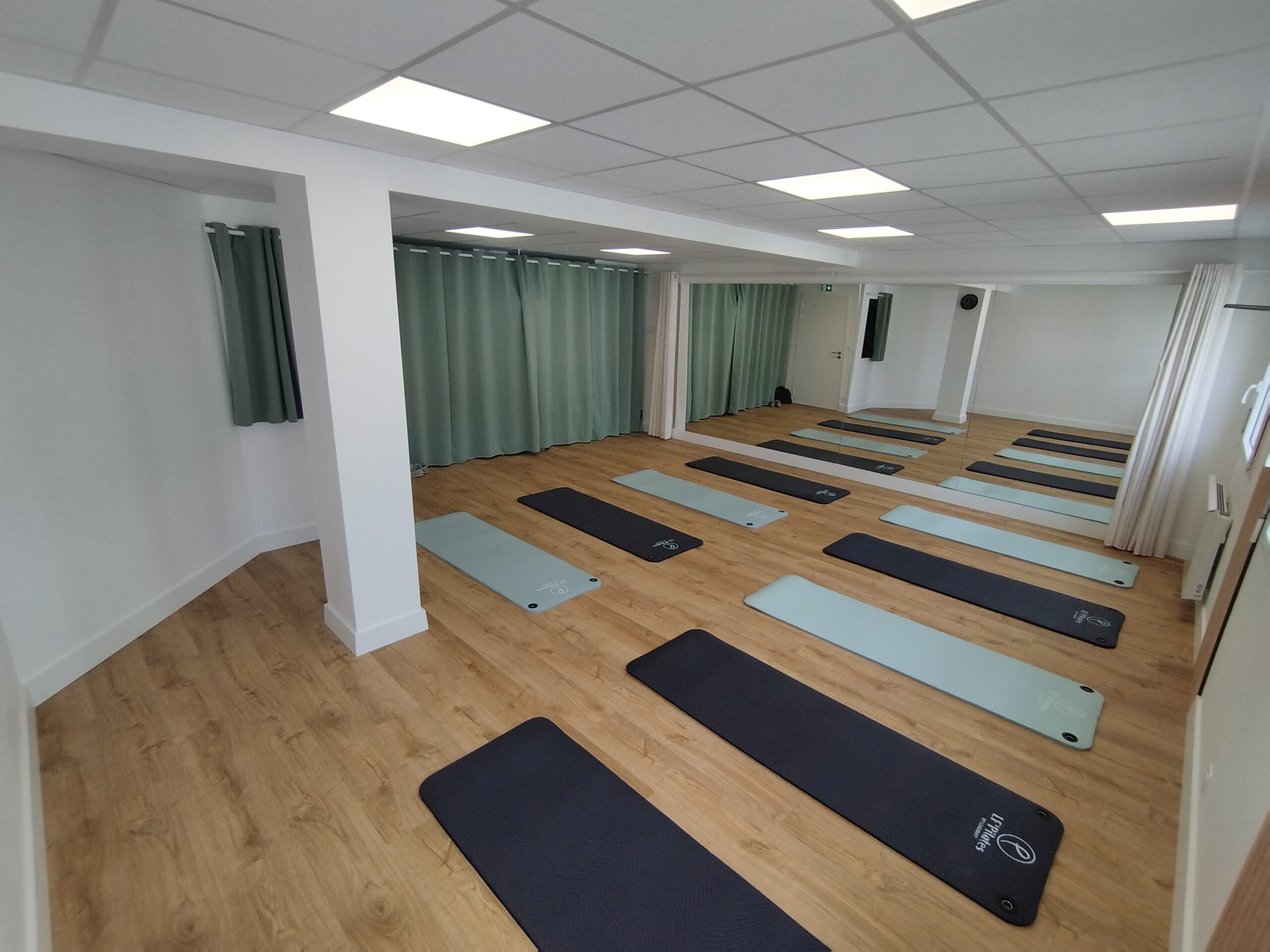 Salle Oxygène à Vannes prête à accueillir des cours de Pilates et des activités bien-être.
