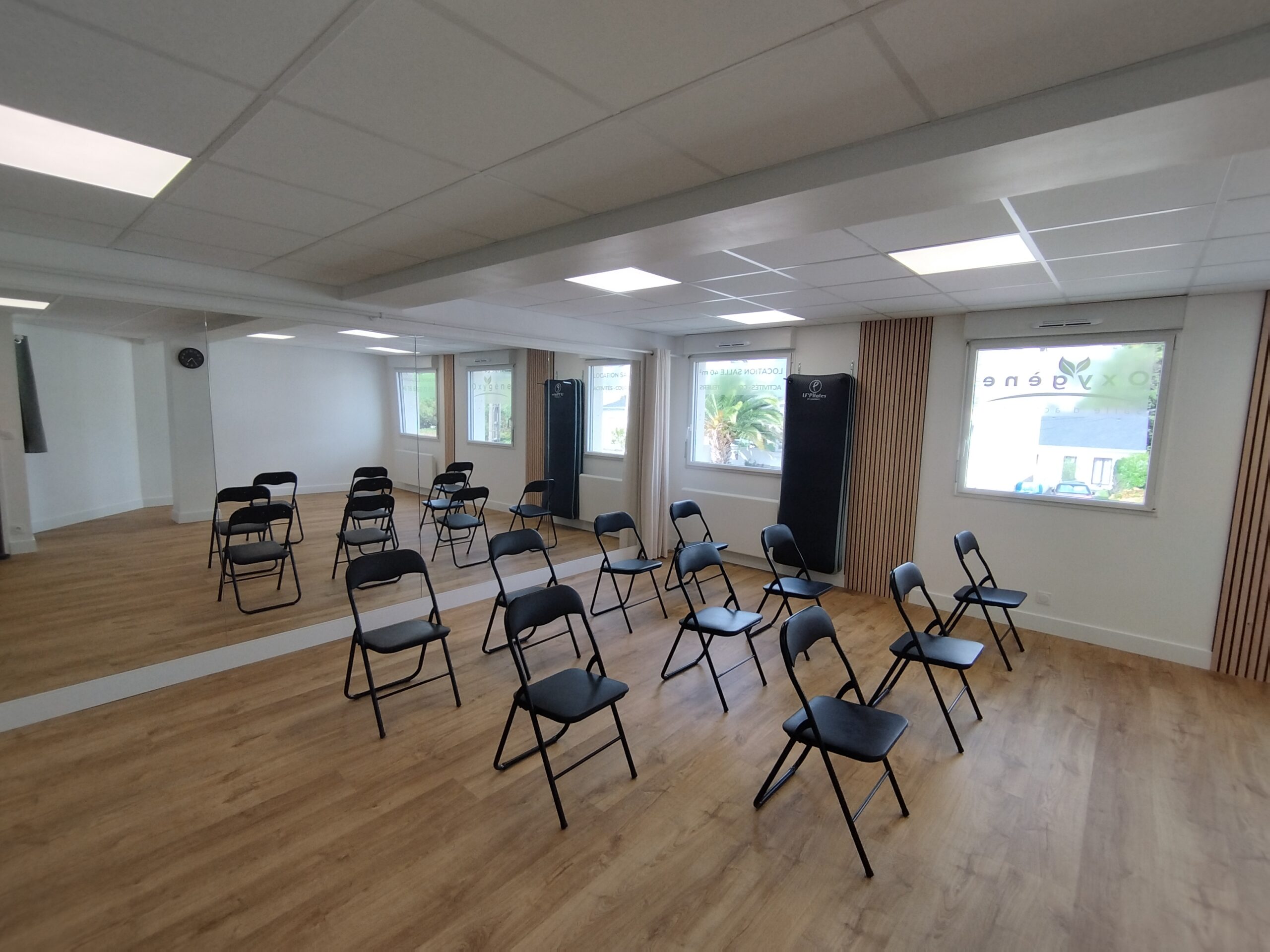 Salle Oxygène aménagée pour accueillir des ateliers, formations et activités bien-être à Vannes.