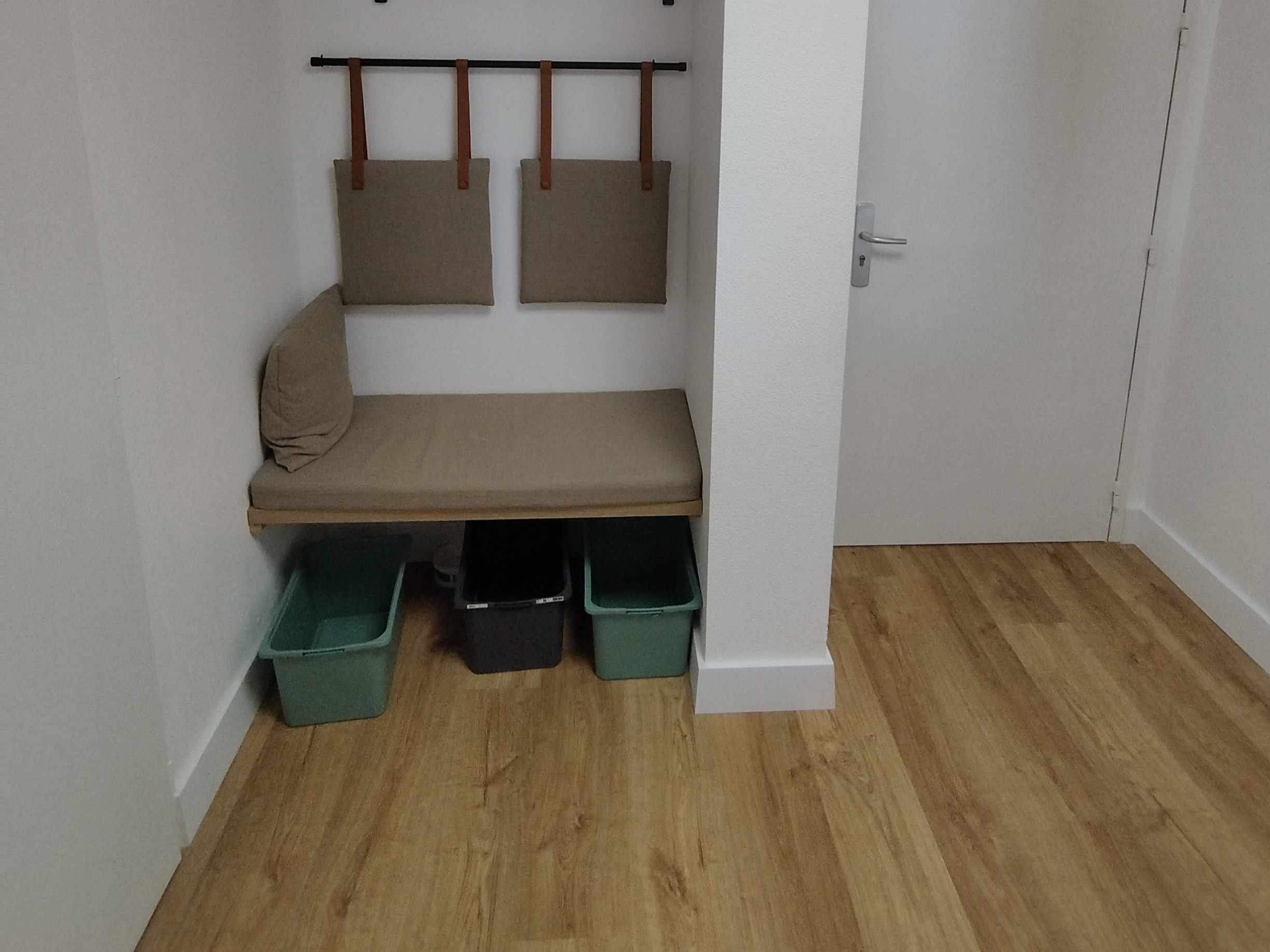 Espace d'accueil de la Salle Oxygène à Vannes avec vestiaire pour les participants.